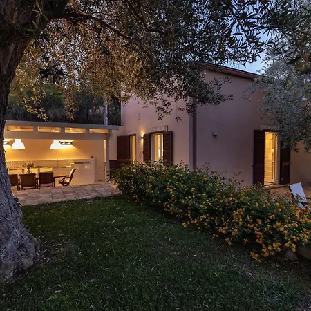 Villa Helorus - Gioi Con Piscina Noto